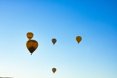 Kapadokya semalarında gün batımında sıcak hava balonları. Kapadokya 'da balon etkinliği.