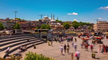 Eminonu Meydanı ve Süleyman Camii 'nin hareketli görüntüsü 4K' lık hızlandırılmış videoda insanları bulanıklaştırdı. İstanbul Türkiye - 6.8.2024