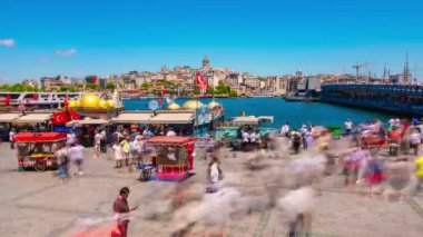 Eminonu Meydanı ve arka planda Galata Kulesi. İstanbul 'un 4K' lık zaman aşımı videosu. İstanbul Türkiye - 6.8.2024