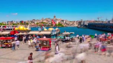 İstanbul konsept zaman klibini ziyaret edin. Galata Kulesi ve Eminonu Meydanı. İstanbul Türkiye - 6.8.2024
