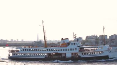 İstanbul 'un ünlü feribotları. İstanbul manzaralı feribot, Galata Köprüsü ve martılar. İstanbul Türkiye - 6.8.2024