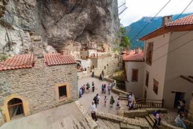 Turistli Sumela Manastırı. Hindi arkaplan fotoğrafını ziyaret et. Trabzon Türkiye - 8.3.2024