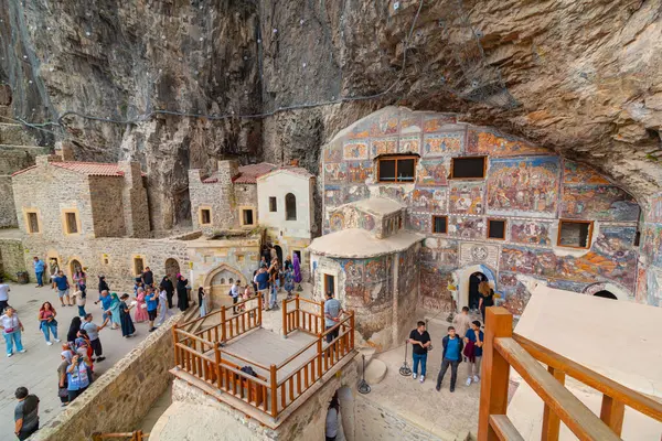 Sumela Manastırı ve turistler. Trabzon arkaplan fotoğrafının simgeleri. Trabzon Türkiye - 8.3.2024