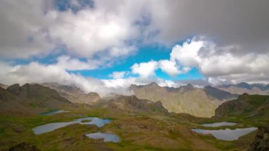 Dağın tepesinde göller ve hareket eden bulutlar olan manzara zaman çizelgesi videosu. Erzurum 'da Ispir Yedigoller.