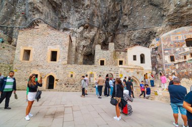 Turistli Sumela Manastırı. Hindi konsepti fotoğrafını ziyaret et. Trabzon Türkiye - 8.3.2024