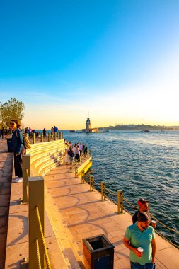 İstanbul dikey fotoğrafı. Kiz Kulesi nam-ı diğer Kızlık Kulesi. Gün batımında. İstanbul Türkiye - 5.18.2024