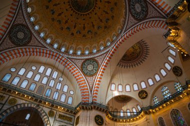 Süleyman Camii 'nin iç manzarası. Ramazan ya da İslami konsept arkaplan fotoğrafı. İstanbul Türkiye - 7.3.2024