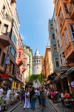Galata Kulesi veya Galata Kulesi ve insanları. İstanbul 'un dikey fotoğrafını ziyaret edin. İstanbul Türkiye - 7.9.2024