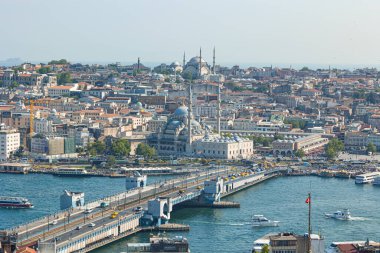 Galata Kulesi 'nden İstanbul manzarası. Eminonu bölgesi ve Galata Köprüsü gündüz manzaralı. İstanbul Türkiye - 7.9.2024