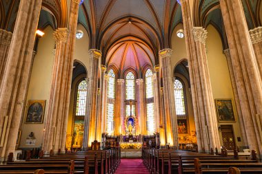 İstanbul, Istiklal Caddesi 'ndeki Padua Kilisesi' nden Aziz Anthony. İstanbul Türkiye - 7.9.2024