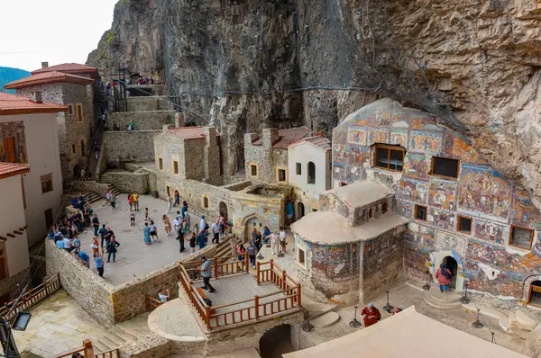 Turistler ve Rock Church ile Sumela Manastırı 'nın arka bahçesinin panoramik manzarası. Trabzon Türkiye - 8.3.2024