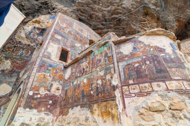 Sumela Manastırı 'ndaki Kaya Kilisesi. Hindi konsepti fotoğrafını ziyaret et. Trabzon Türkiye - 8.3.2024