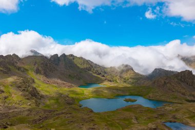 Arka planda göller ve sis kaplı dağlar var. Doğa fotoğrafı. Erzurum 'da Ispir Yedigoller.