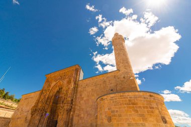Sivas 'taki Divrigi Ulu Camii namı diğer Büyük Divrigi Camii' nin Minaresi ve ana kapısı.