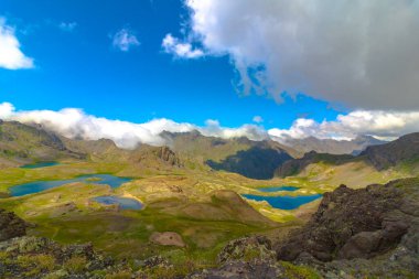 Erzurum 'da İzmir Yedigoller. Dağın tepesinde göller ve bulutlu gökyüzü.