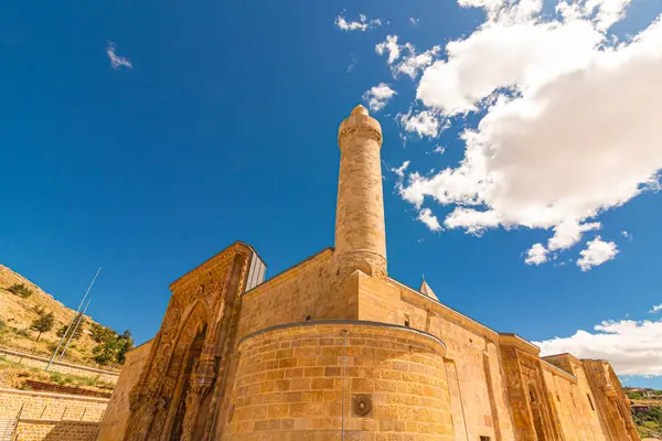 Divrigi Ulu Camii ya da Büyük Cami ve Divrigi Hastanesi geniş açılı görüş. Türkiye 'nin arkaplan fotoğrafının simgeleri.
