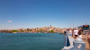 İstanbul manzaralı. Eminonu bölgesinden Galata Kulesi ve Galata Köprüsü manzaralı zaman dilimi videosundaki insanların hareketleriyle. İstanbul Türkiye - 6.8.2024