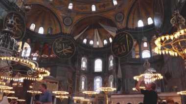 Turistlerle Haiga Sophia 'nın iç manzarası. İstanbul konsept videosunu ziyaret edin. İstanbul Türkiye - 7.3.2024