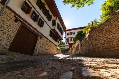 Safranbolu, Karabuk 'tan bir sokak manzarası. Safranbolu 'daki sözel evler. Türkiye konsept fotoğrafını ziyaret et.