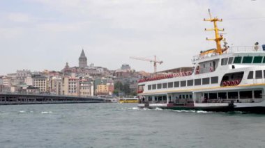 İstanbul manzaralı feribot ve arka planda Galata Kulesi. İstanbul Türkiye - 7.3.2024