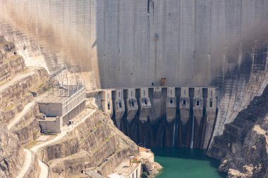 Artvin Türkiye 'deki Deriner Barajı' nın elektrik santrali. Coruh Nehri 'ndeki barajlar.