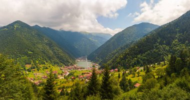 Trabzon 'daki Uzungol kasabasının panoramik manzarası. Hindi arkaplan fotoğrafını ziyaret et. Trabzon 'un ünlü gölü.