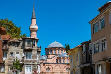 Chora Kilisesi namı diğer Kariye Camii. Binaları ve evleri sokaktan görülüyor. İstanbul 'un arka plan fotoğrafını ziyaret et.