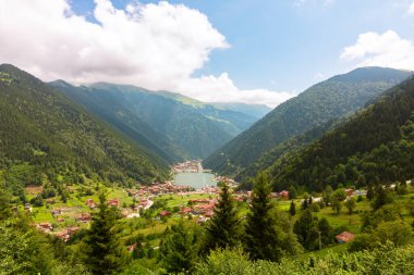 Trabzon 'daki Uzungol Gölü. Uzungol 'un yazın tepelerden görünüşü. Türkiye 'nin arka plan fotoğrafını ziyaret et.