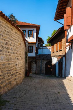 Karabuk 'un Safranbolu ilçesinden bir sokak manzarası. Safranbolu dikey arkaplan fotoğrafını ziyaret et.