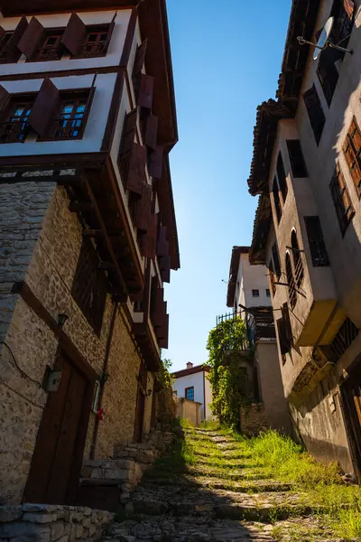 Safranbolu 'da tarihi evleri olan bir cadde. Safranbolu arkaplan fotoğrafını ziyaret et.