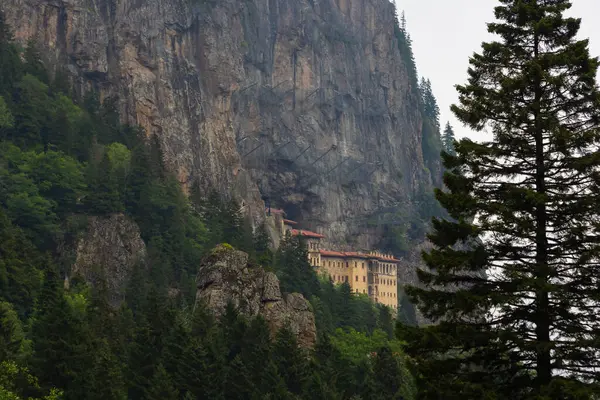 Trabzon Türkiye 'deki Altindere Vadisi Milli Parkı' nda Sumela Manastırı veya Sumela Manastiri.