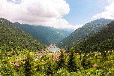 Trabzon 'daki Uzungol Gölü. Trabzon 'un arka plan fotoğrafını ziyaret et. Turistler dağların ve vadilerin şehri ve manzarası. 