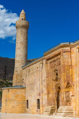 Sivas Türkiye 'deki Divrigi Ulucamii olarak da bilinen Büyük Camii' nin minare ve kapısı. Anadolu 'daki Unesco Dünya Mirası binaları.