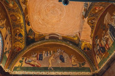 Chora Kilisesi 'nin ya da Kariye Camii' nin iç manzarası. Tavanda hasarlı mozaikler var. İstanbul Türkiye - 8.17.2024