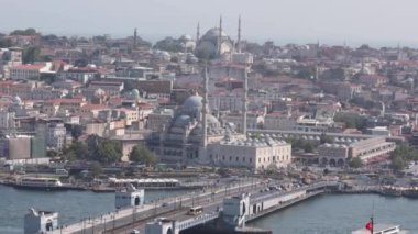 Galata Kulesi 'nden İstanbul manzarası. Eminonu Yeni Cami veya Nuruosmaniye Camii ve Galata Köprüsü ile Yeni Cami.