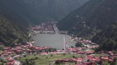 Trabzon Uzungol manzaralı tepeden bir paraglider. Trabzon konsepti 4k taşınabilir videosunu ziyaret edin.