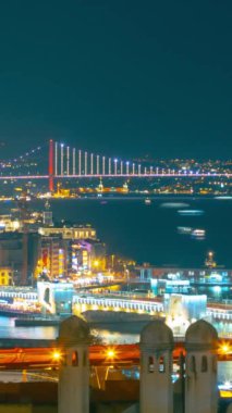 İstanbul gecesi. İstanbul 'daki köprülerin ve feribotların Süleyman Camii' nden görüntülendiği dikey hızlandırılmış görüntü.