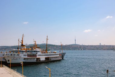 Kabatas iskelesinden feribot ve İstanbul ufuk çizgisi manzarası. İstanbul Türkiye - 8.22.2024