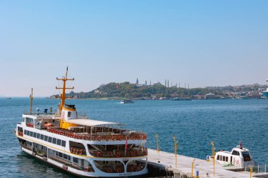 Gündüz vakti İstanbul feribot ve şehir manzarası. İstanbul Türkiye - 8.22.2024