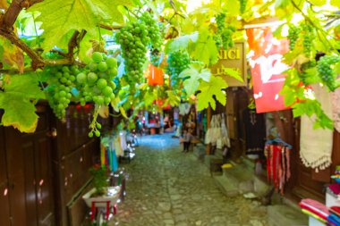 Safranbolu Çarşısı 'ndan bir manzara sarmaşıktan sarkan üzümlerle birlikte. Safranbolu Karabuk Türkiye - 7.29.2024