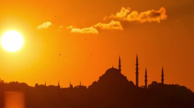 İslami kavram zaman aşımı videosu. Süleyman Camii ve Güneş Hareketi. Ramazan, İslami veya Laylat el Kadir kavramı 4k hızlandırılmış görüntü.