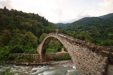 Firtina Nehri üzerindeki Senyuva Köprüsü diğer adıyla Firtina Deresi, Rize Türkiye. Türkiye konsept fotoğrafını ziyaret et.