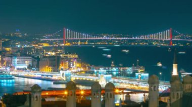 İstanbul zaman aşımı 4K video. İstanbul gece görüşü. Boğaz namı diğer 15 Temmuz Şehitler Köprüsü ve gemileriyle Galata Köprüsü.