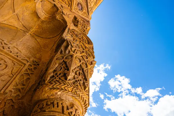 Sivas Türkiye 'deki Büyük Divrigi veya Divrigi Ulucamii Camii' nin oyulmuş taş süslerinin ayrıntıları.
