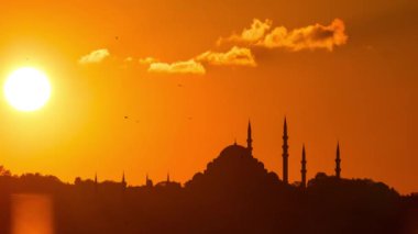 İslami ya da ramazan kavramı zaman aşımı. İstanbul 'da Süleyman Camii ile günbatımı manzarası.