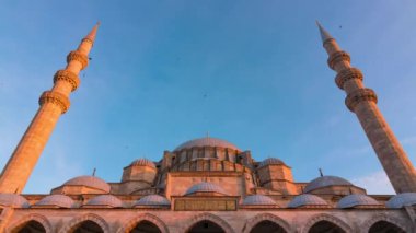 İslami ya da ramazan konsept zaman aralığı videosu. İstanbul 'daki Süleyman Camii. Zorunlu beş duaya dikkat edin. Özellikle de orta dua metnine..