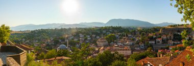 Gün batımında Safranbolu kasabasının panoramik manzarası. Safranbolu arkaplan fotoğrafını ziyaret et.