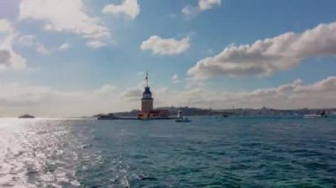 İstanbul konseptini ziyaret et 4K 'lık zaman aşımı videosu. Bakireler Kulesi, nam-ı diğer Kiz Kulesi ve İstanbul kentinin manzaralı bulutların hareketi.