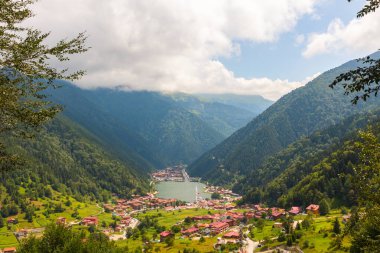 Uzungol Trabzon. Uzungol Gölü ve tepeden kasaba manzarası. Trabzon arkaplan fotoğrafını ziyaret et.