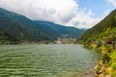 Uzungol Trabzon. Uzungol gölü ve orman kaplı dağlar. Trabzon arkaplan fotoğrafını ziyaret et.